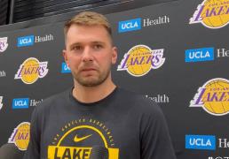 东契奇领袖风范！季前赛冠军心态