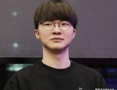 LOL比赛暂停长达3小时，选手打开直播看比赛，被官方禁赛处罚