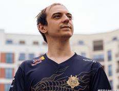 G2战队来得(dé)太早(zǎo)了，拳頭(tóu)还没準(zhǔn)备训练地，被拍到在天(tiān)津網(wǎng)吧里训练