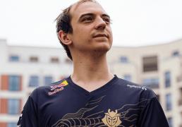 G2战队来得(dé)太早(zǎo)了，拳頭(tóu)还没準(zhǔn)备训练地，被拍到在天(tiān)津網(wǎng)吧里训练