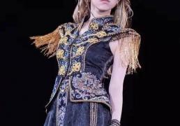 鄧(dèng)紫棋领衔LOL主题曲(qū)：歌手跨(kuà)界电竞谁更胜一筹？