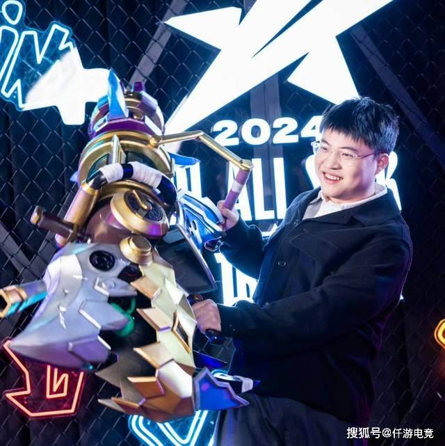 BLG新打野整活曬(shài)光头定(dìng)妝(zhuāng)照！RNG要被外卖公(gōng)司买下，UZI有望(wàng)複(fù)出