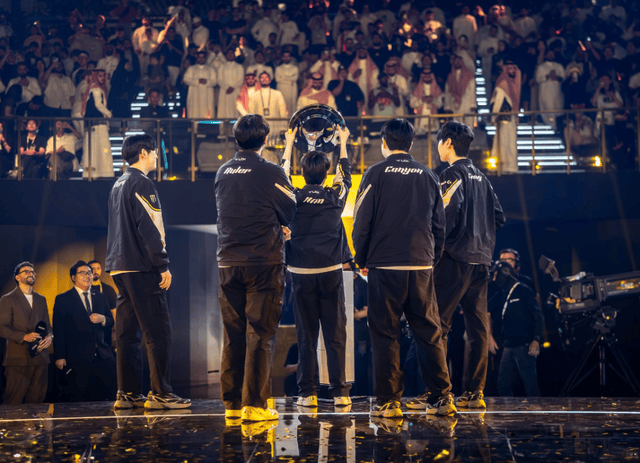 Chovy接(jiē)班LOL第一人！连夺两座国际赛冠(guān)军，加冕世(shì)界第一中單(dān)