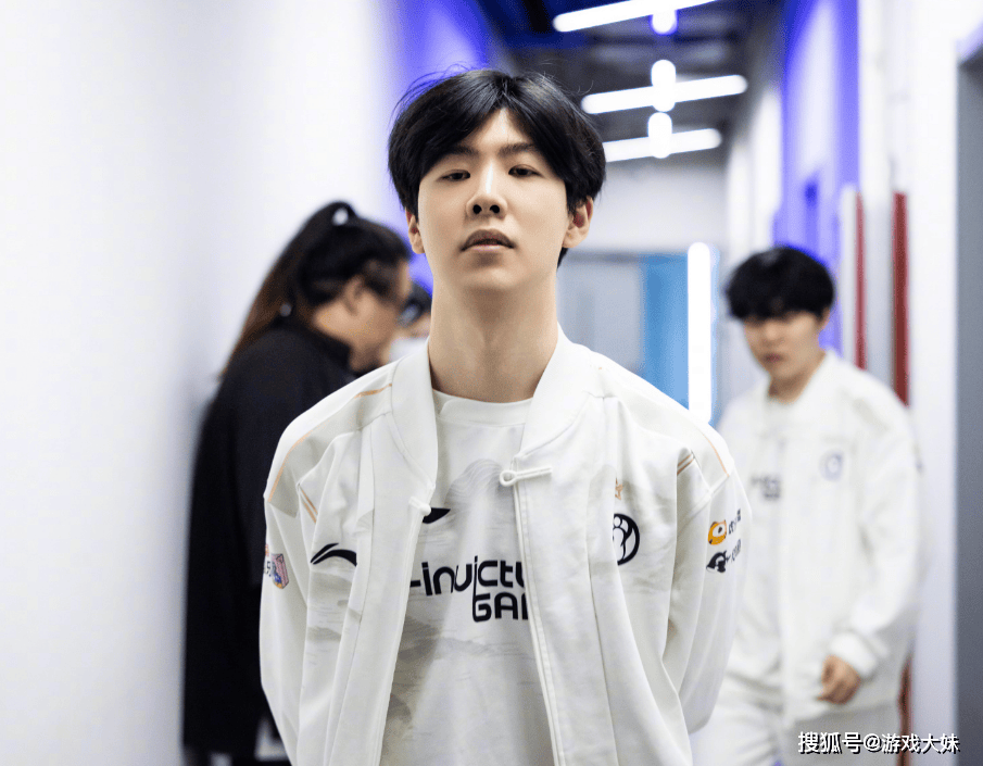 炫(xuàn)神因辱骂theshy，二路解说权限被收回，还被粉丝投诉到全(quán)国扫黑办