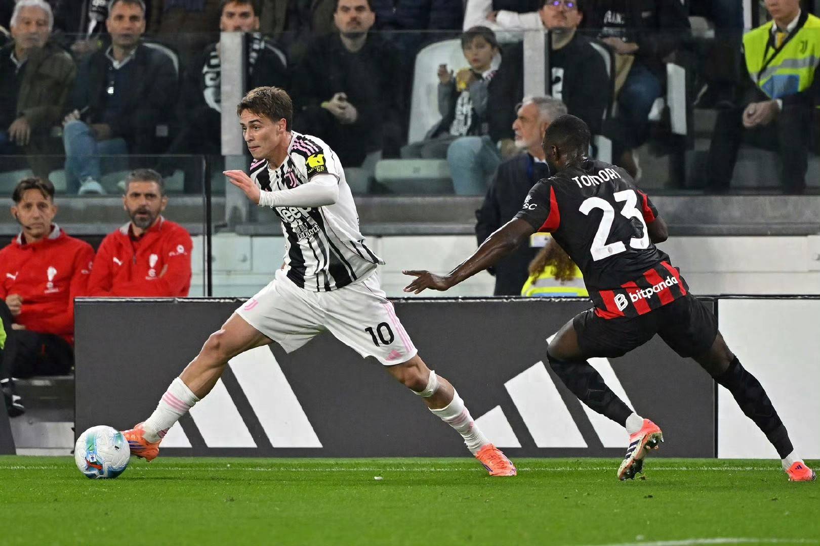 羅(luó)马+那(nà)不勒斯均上(shàng)演逆转好戏，两队同分，排名包揽前二