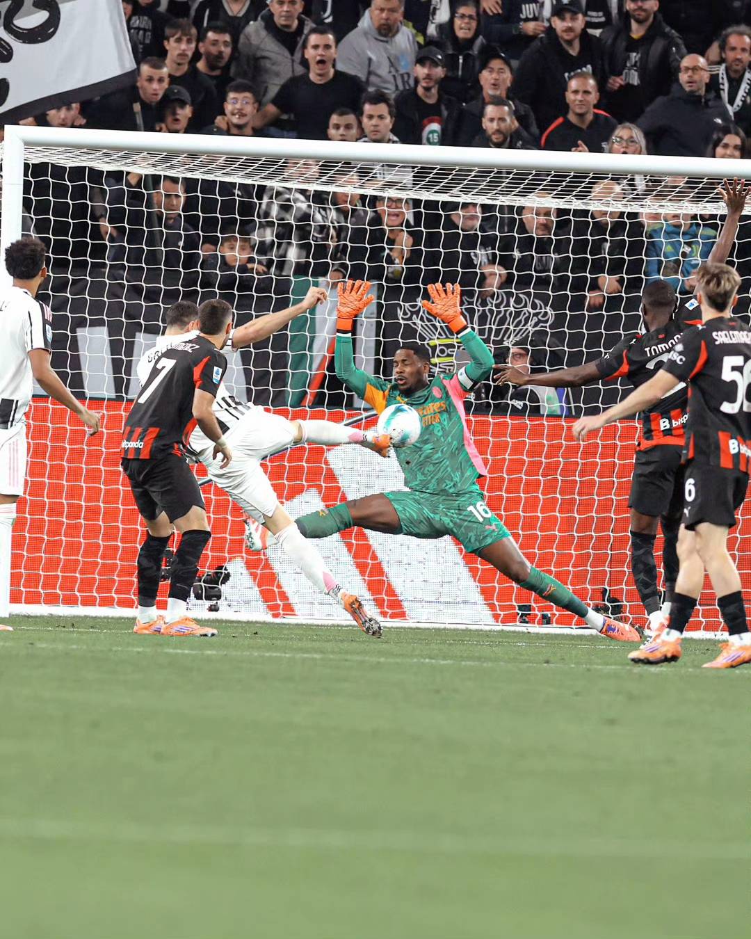 羅(luó)马+那(nà)不勒斯均上(shàng)演逆转好戏，两队同分，排名包揽前二