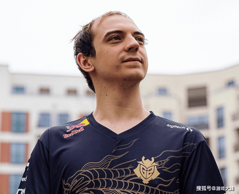 G2战队来得(dé)太早(zǎo)了，拳頭(tóu)还没準(zhǔn)备训练地，被拍到在天(tiān)津網(wǎng)吧里训练