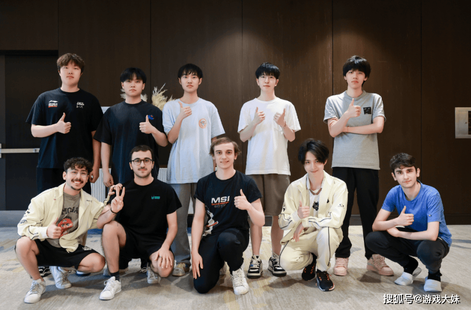 G2战队来得(dé)太早(zǎo)了，拳頭(tóu)还没準(zhǔn)备训练地，被拍到在天(tiān)津網(wǎng)吧里训练