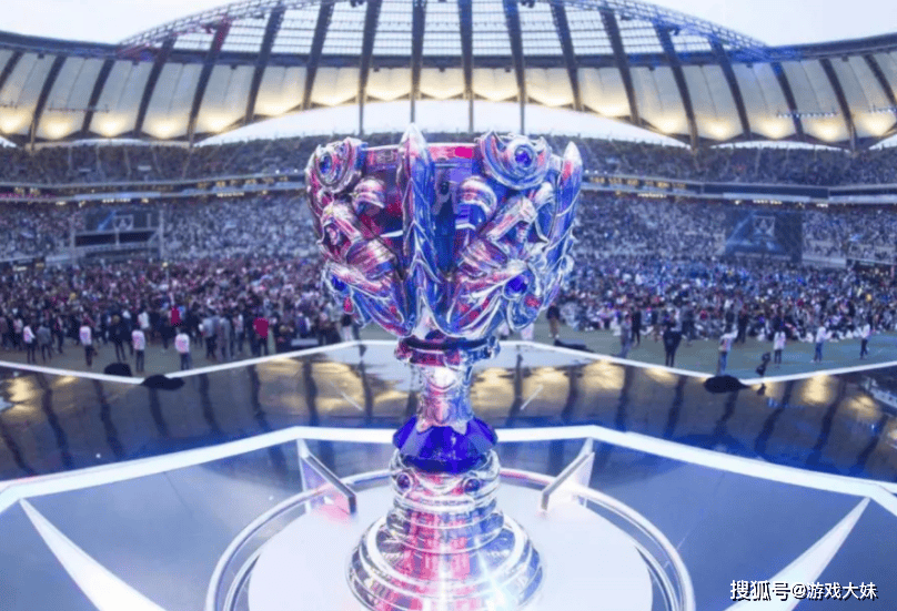 G2战队来得(dé)太早(zǎo)了，拳頭(tóu)还没準(zhǔn)备训练地，被拍到在天(tiān)津網(wǎng)吧里训练