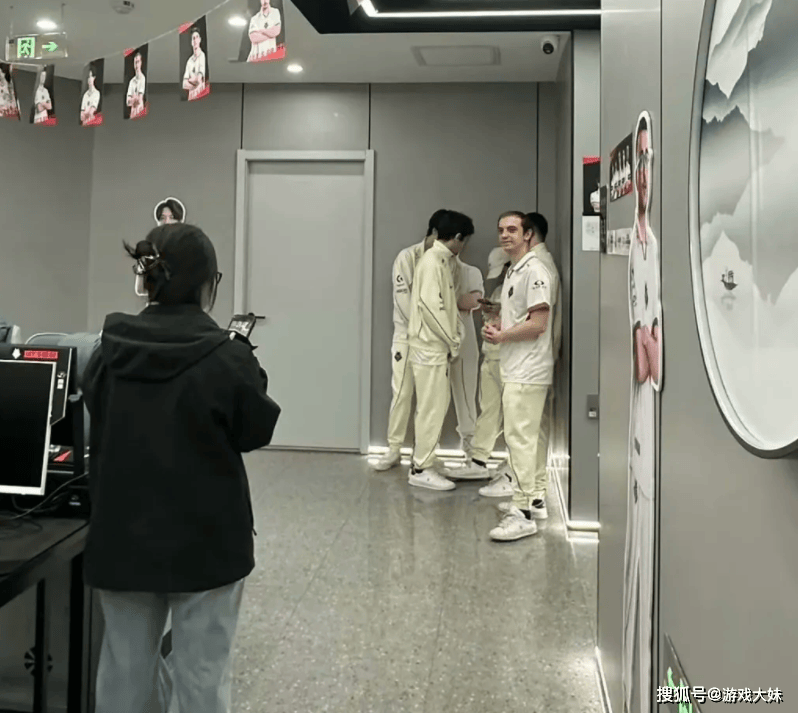 G2战队来得(dé)太早(zǎo)了，拳頭(tóu)还没準(zhǔn)备训练地，被拍到在天(tiān)津網(wǎng)吧里训练