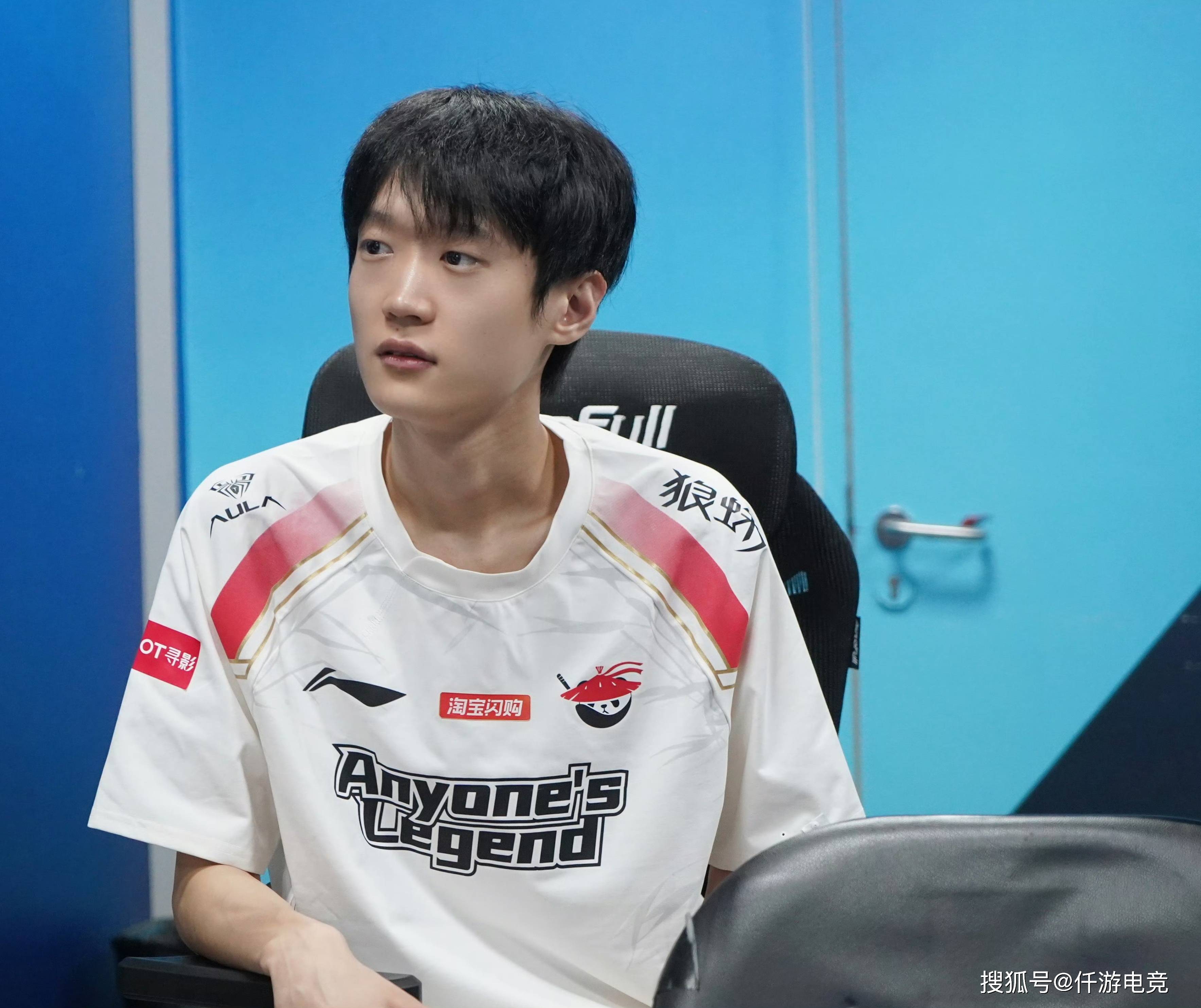 BLG-Jiejie？LOL主(zhǔ)播：这不可能！官(guān)方廻(huí)应Shadow就(jiù)是意大(dà)利(lì)籍！