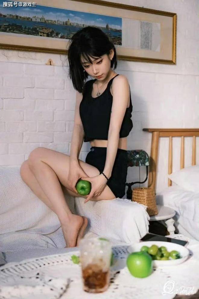 LPL新晋顶級(jí)美(měi)女主持(chí)火了(le)，神似戚薇，解说Rita花(huā)瓶地(dì)位不保