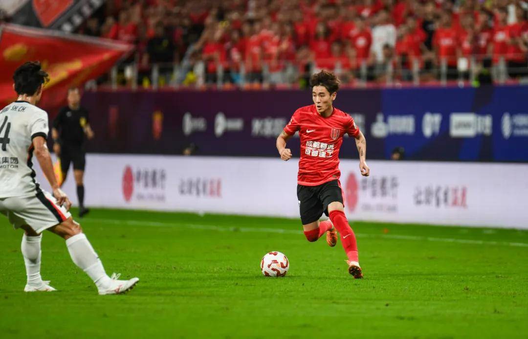 榜首大战，胜！成(chéng)都蓉城登顶