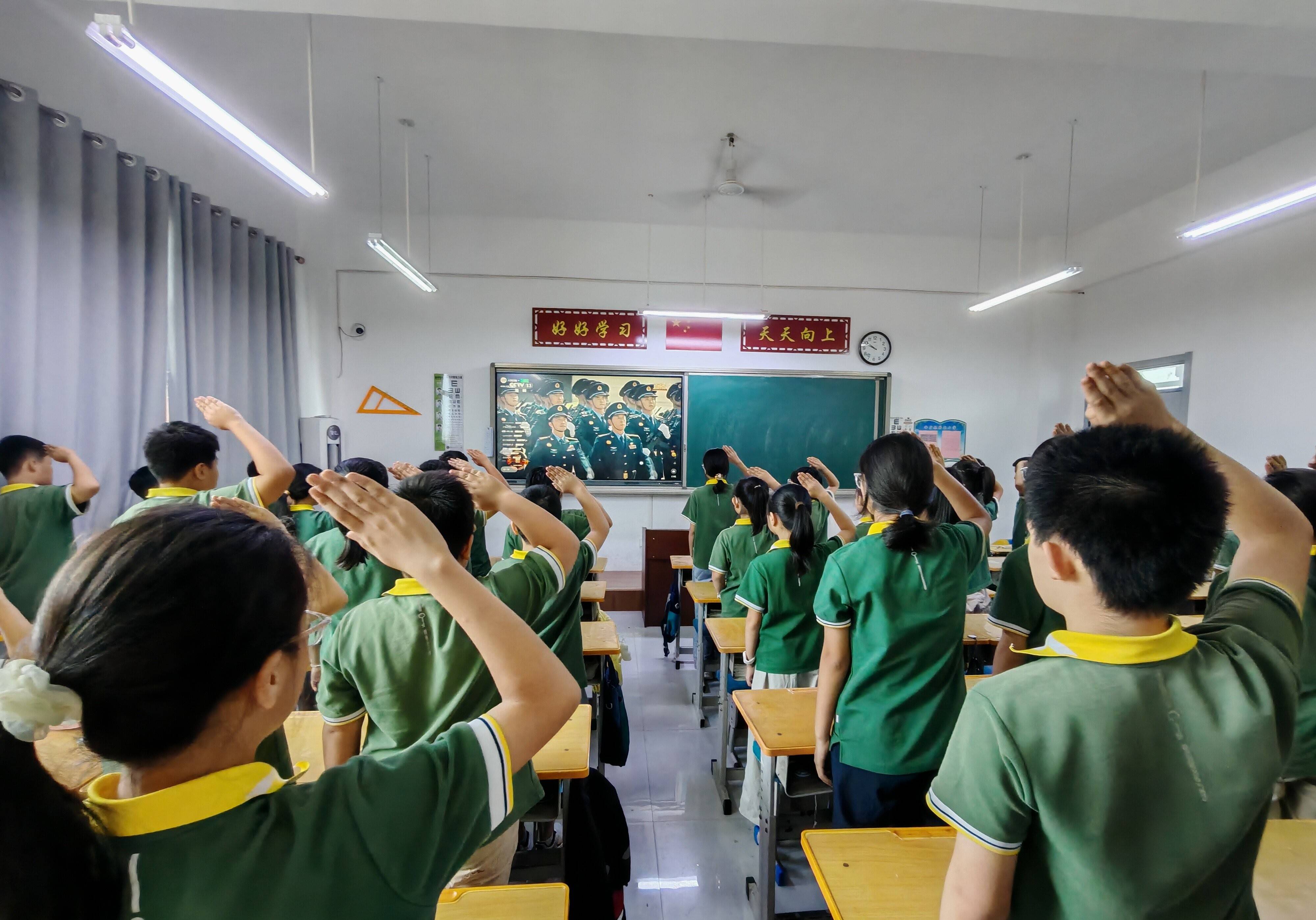 观閲(yuè)兵盛典 燃爱国之心