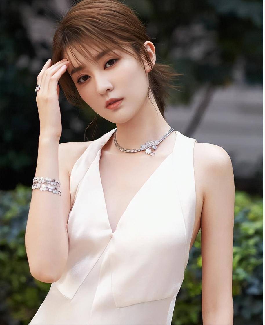 天呐！乔欣這(zhè)波操作太秀(xiù)了(le)，500亿豪(háo)门？秘密結(jié)婚(hūn)？這(zhè)是要上天！