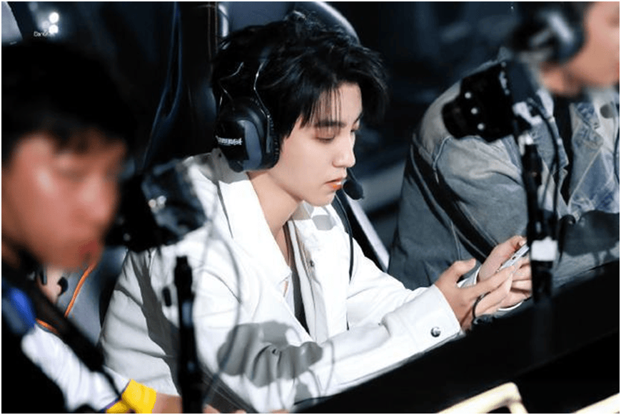 赵露(lù)思變(biàn)身水晶玫(méi)瑰公主，现身LOL手游老(lǎo)友聚(jù)会